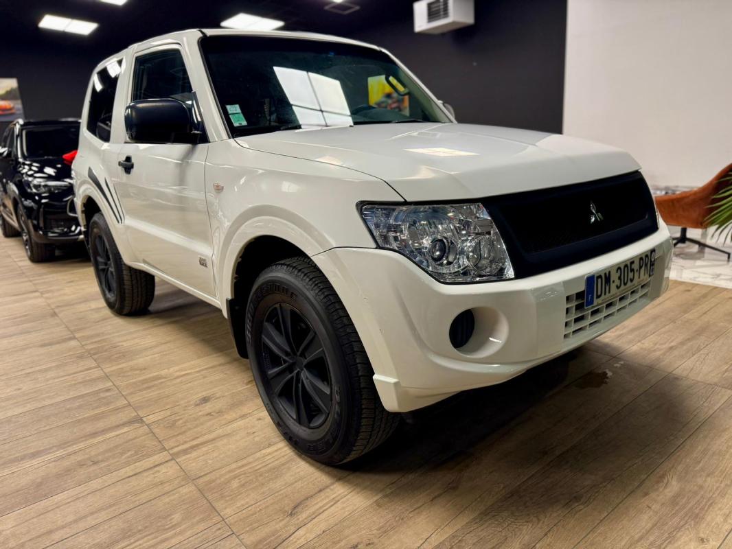 MITSUBISHI PAJERO - III (2) 3.2 DI-D 200 SPORT BLACK 3P (2015)